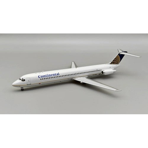 1/200 N670Mc Continental Dc-9-51 With Stand