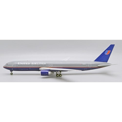 1/200 United Airlines Boeing 767-300Er Battleship Reg: N666Ua With Stand