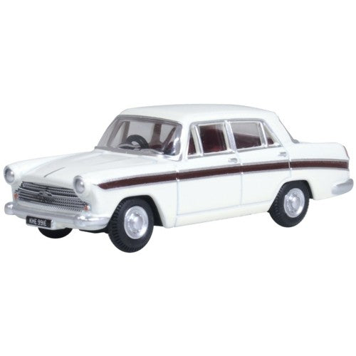1/76 Austin Cambridge Snowberry White/Embassy Maroon
